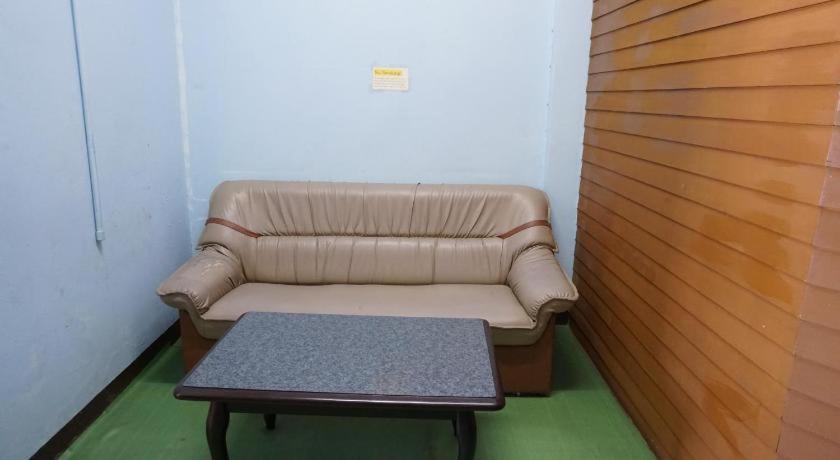 Oyo 730 Meedee Hostel Bangkok Dış mekan fotoğraf